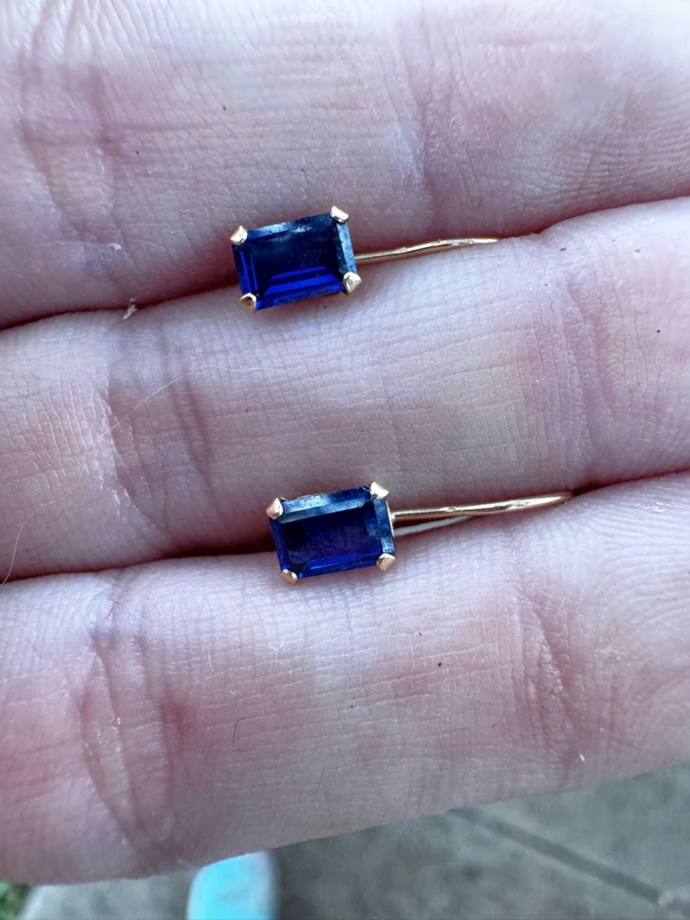 Solid 14k yellow gold genuine royal sapphire earrings - Picture 8 of 9